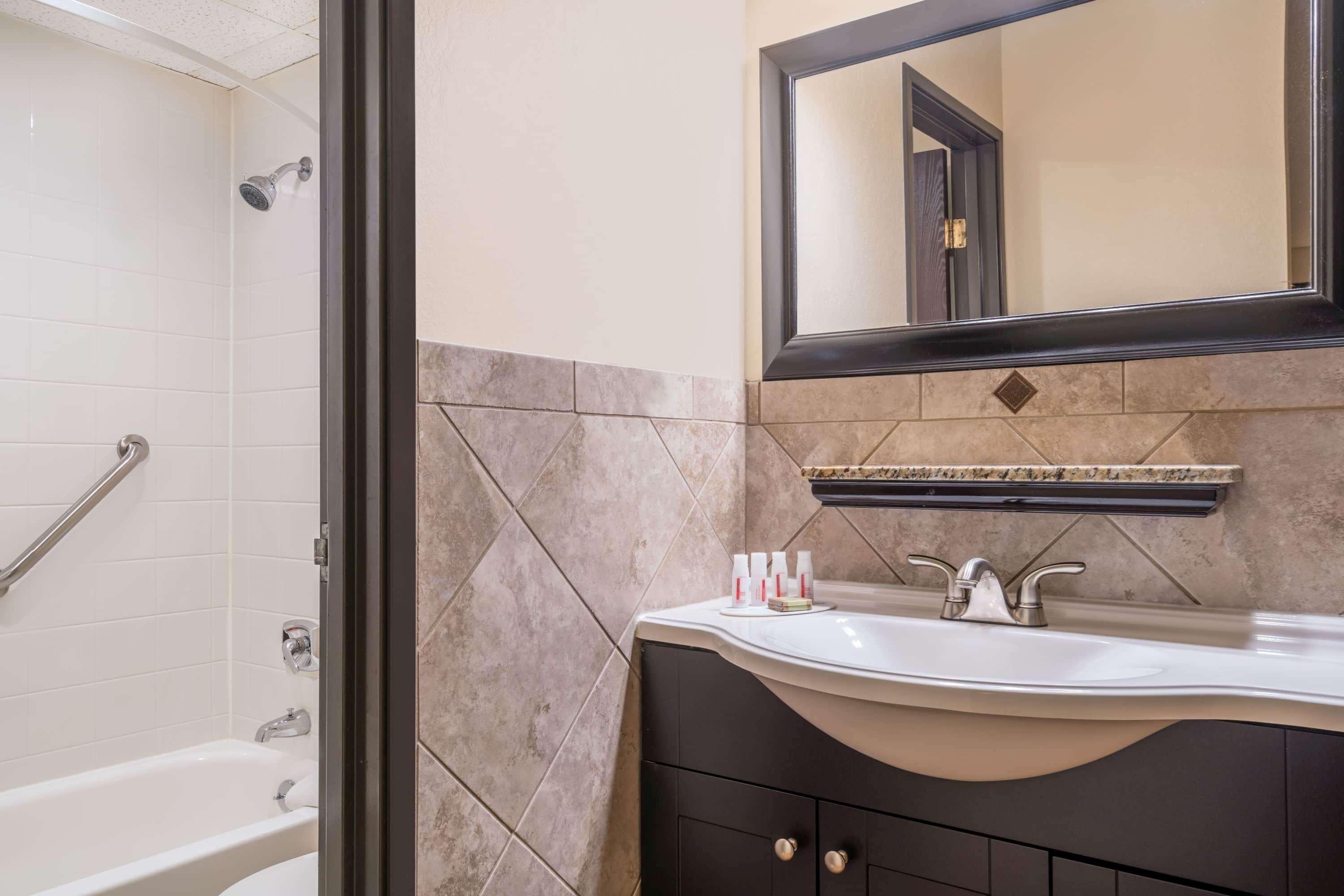Ramada By Wyndham Minneapolis Golden Valley Екстер'єр фото